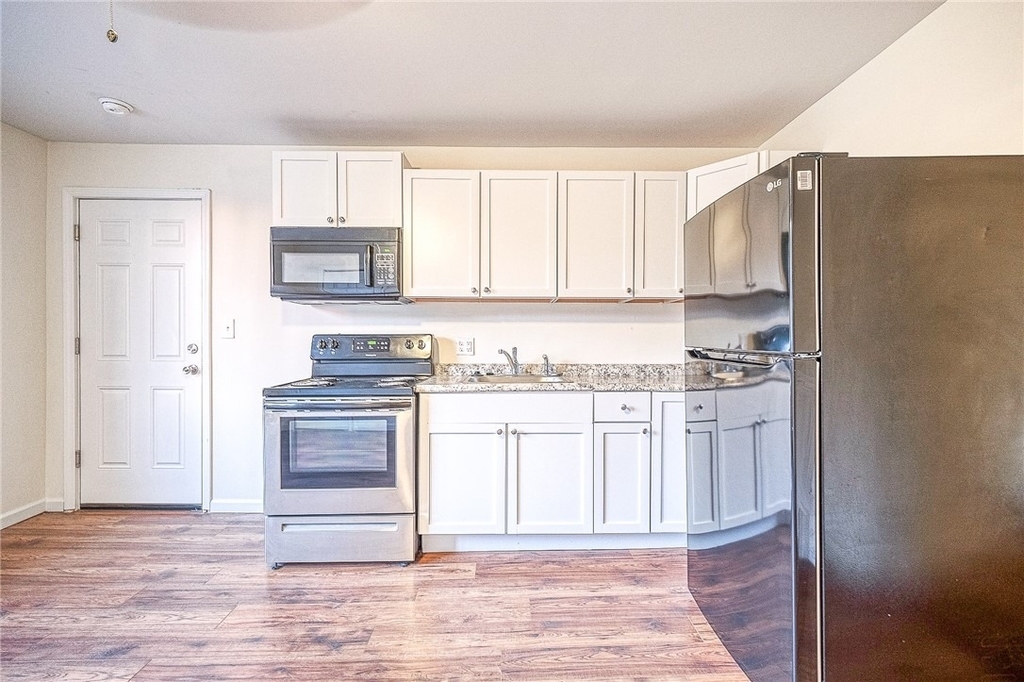 427 Adams St - Photo 2