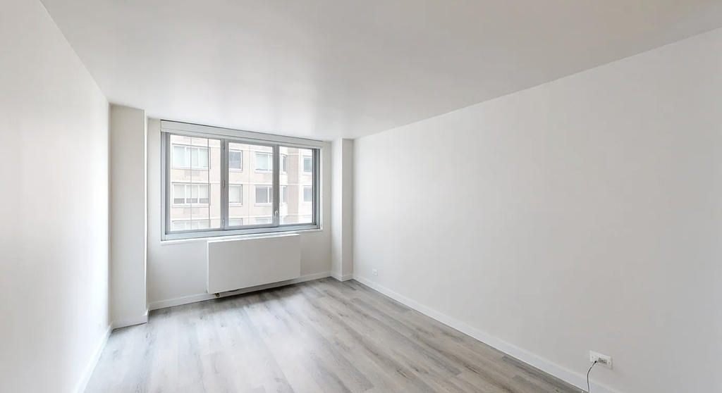 401 East 34th Street - Photo 2