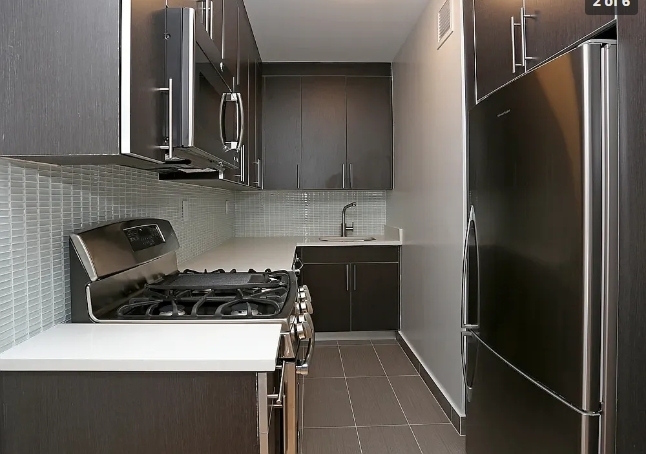 410 W 53rd St - Photo 2