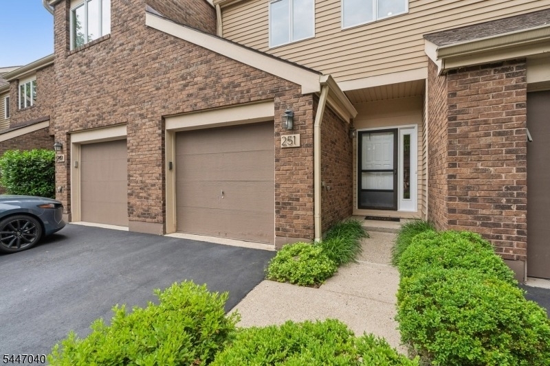 251 Plymouth Ct - Photo 0