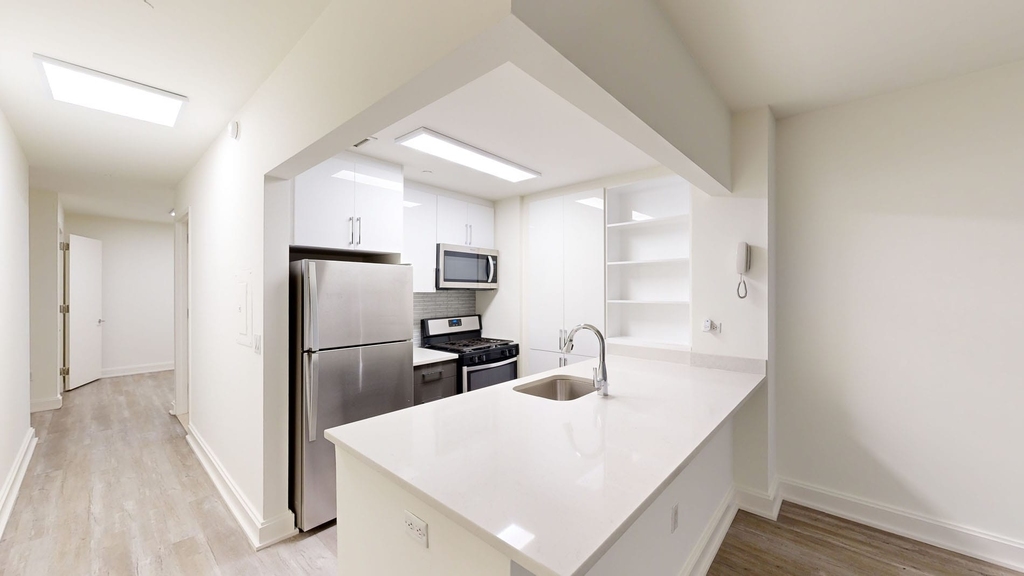 10 Hanover Square - Photo 1