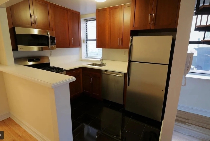 365 West 52nd Street - Photo 4