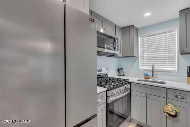 115 Dupont Avenue - Photo 2