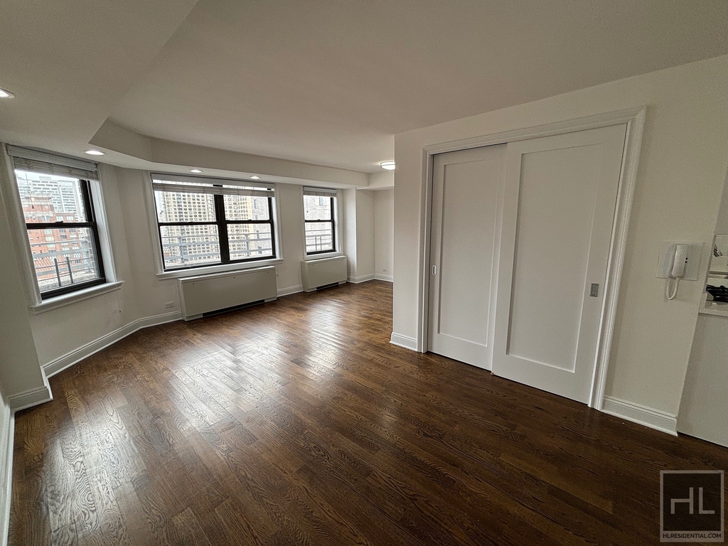 E 82 St - Photo 0