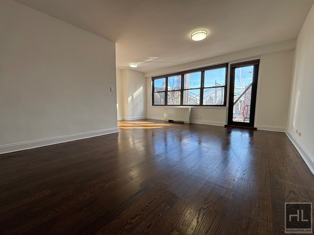 E 82 St - Photo 0
