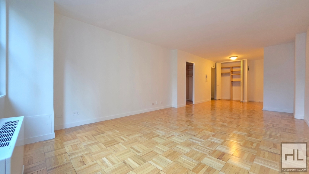 East 49 Street - Photo 1