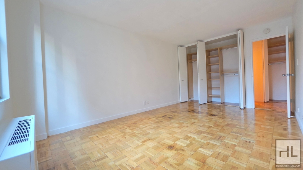 East 49 Street - Photo 3