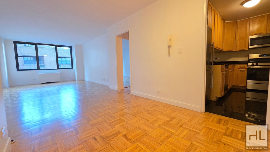 East 49 Street - Photo 0