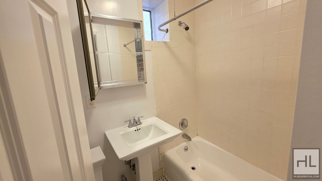 West 11th Street - Photo 5