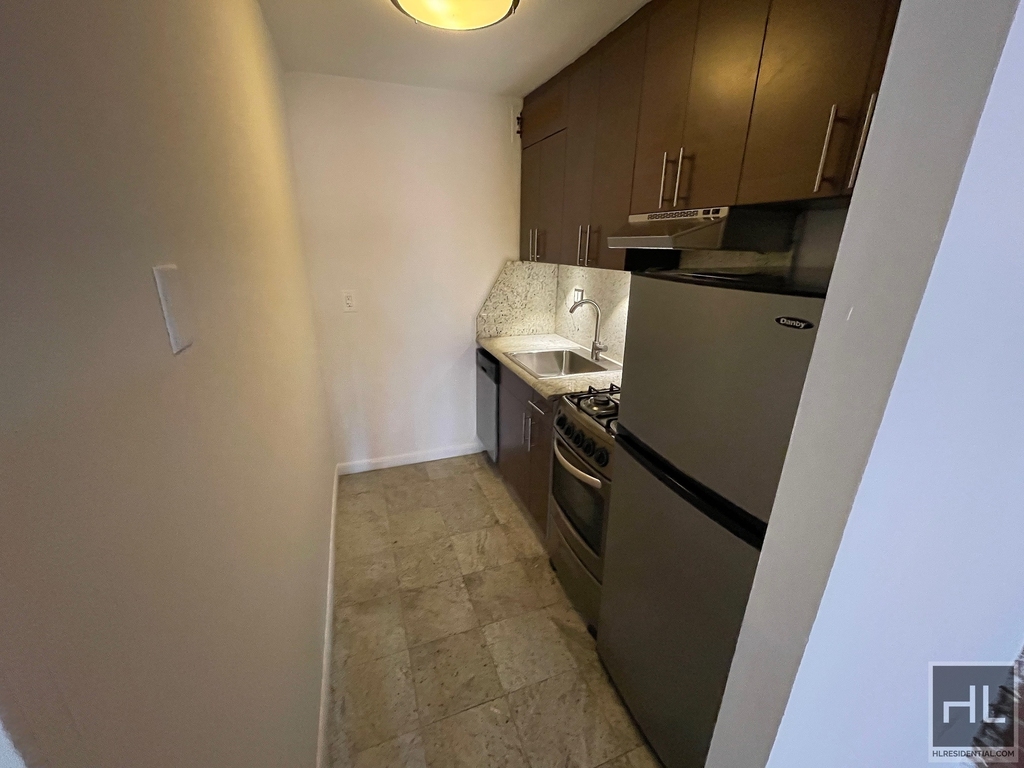 East 80th Street - Photo 3