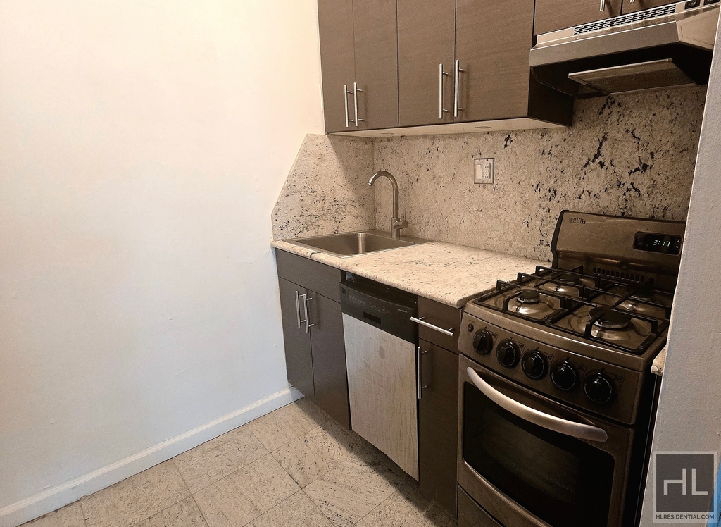 East 80th Street - Photo 2