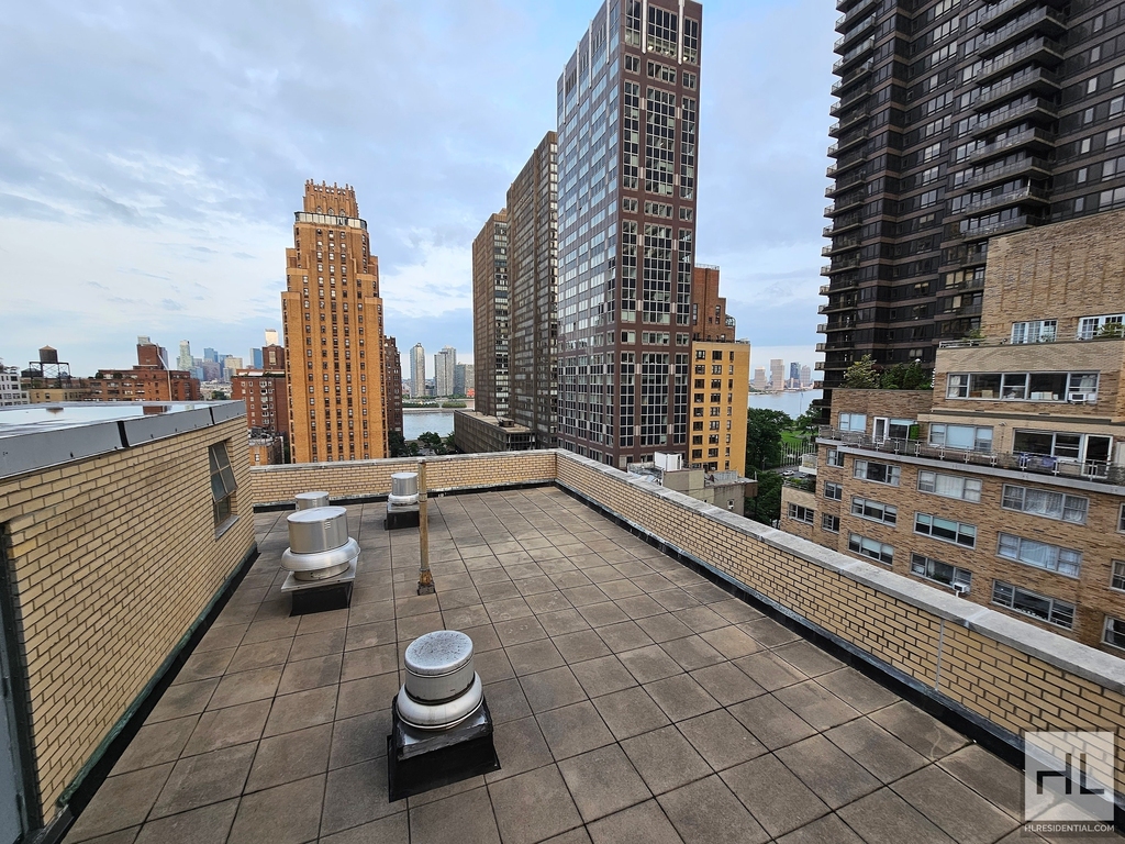 East 49 Street - Photo 8