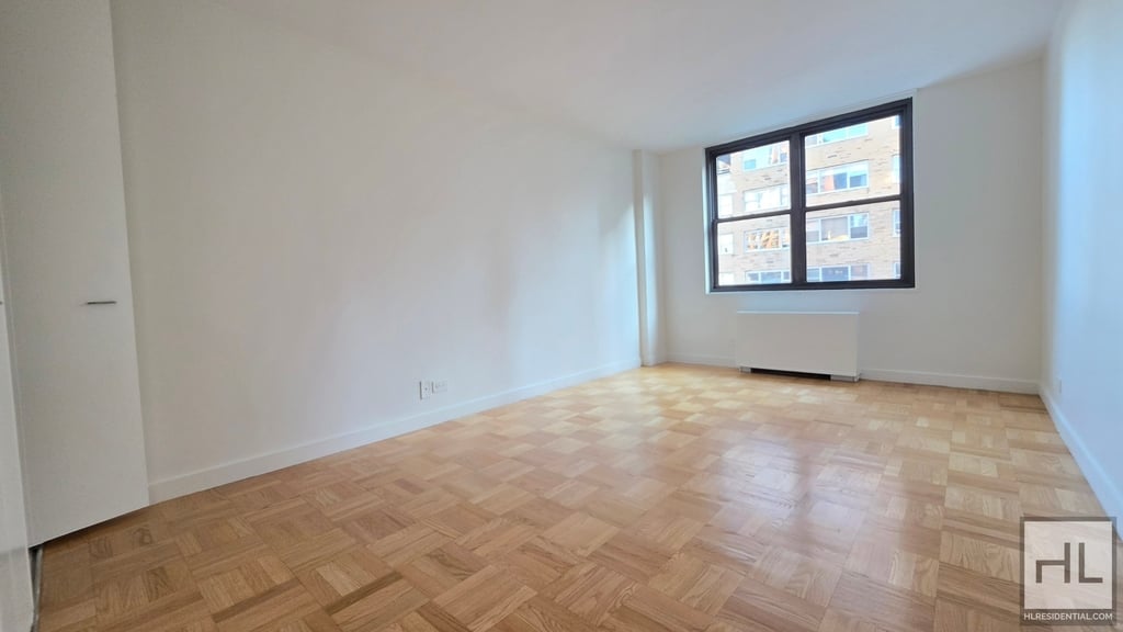 East 49 Street - Photo 3