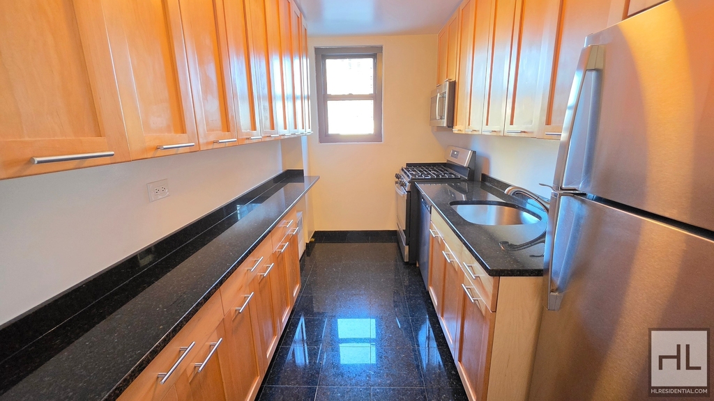 East 49 Street - Photo 1