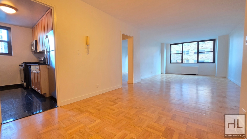 East 49 Street - Photo 0