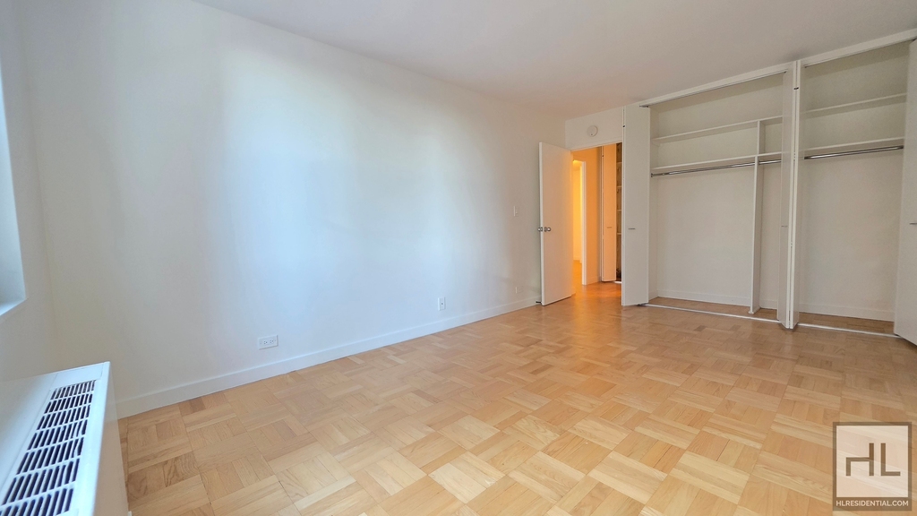 East 49 Street - Photo 4