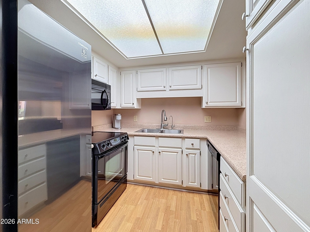 10330 W Thunderbird Boulevard - Photo 9