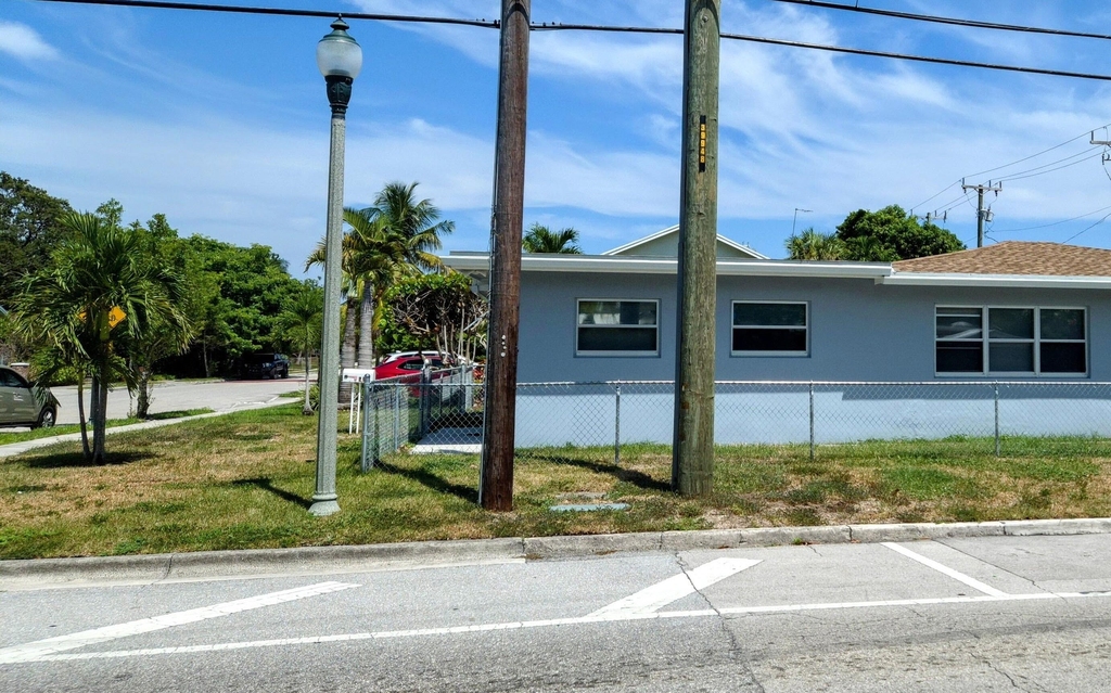 628 Monroe Drive - Photo 2