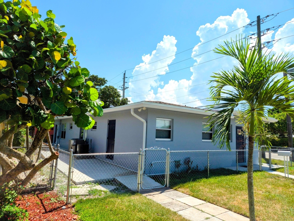 628 Monroe Drive - Photo 0