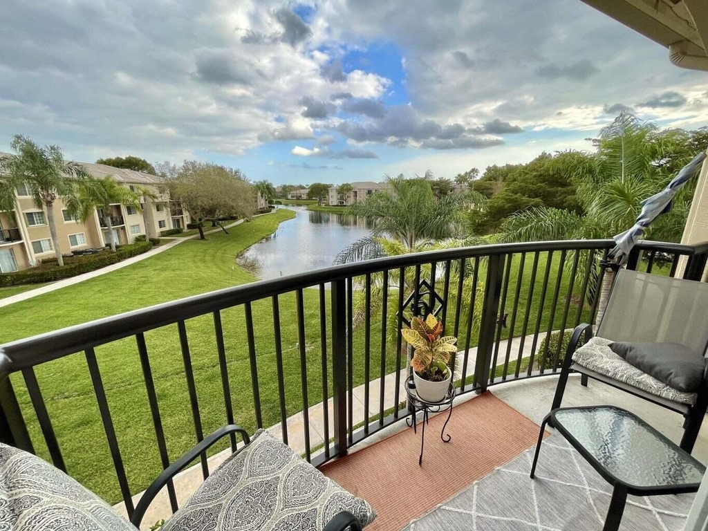 300 Crestwood Court N - Photo 0