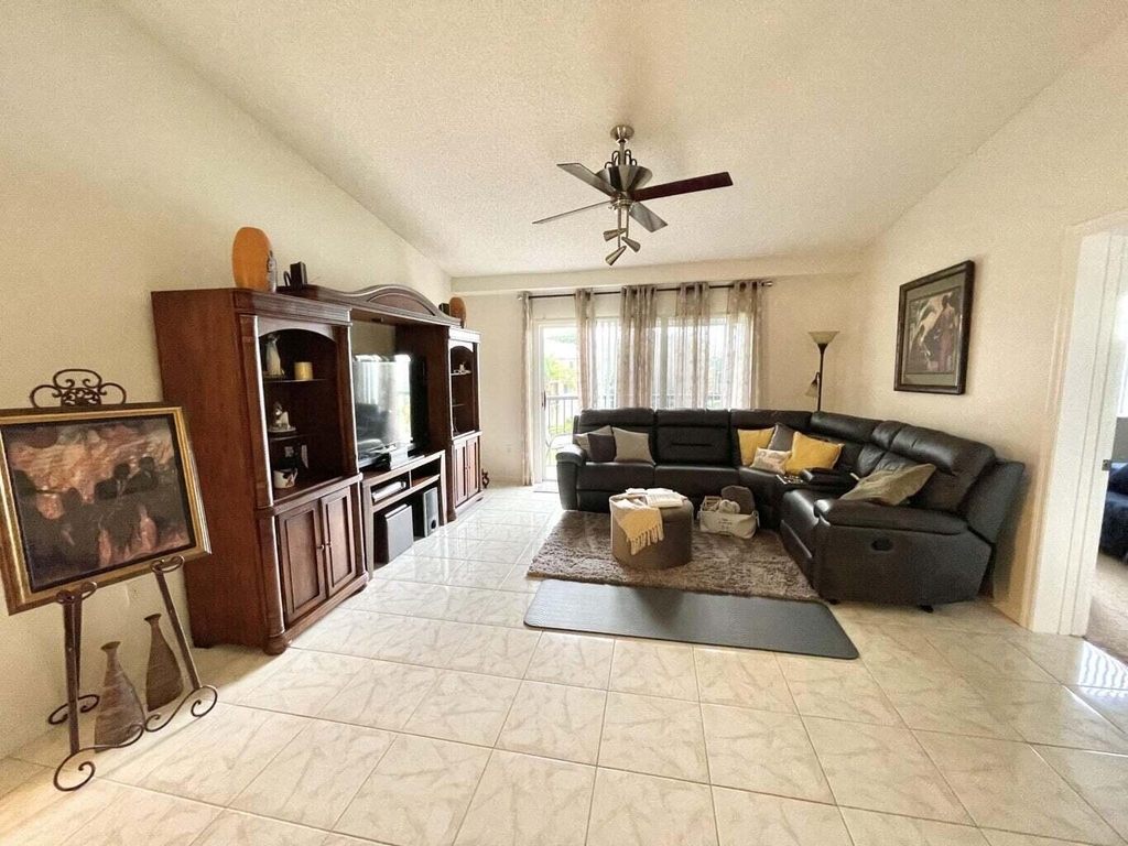 300 Crestwood Court N - Photo 3