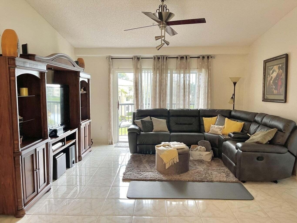 300 Crestwood Court N - Photo 2