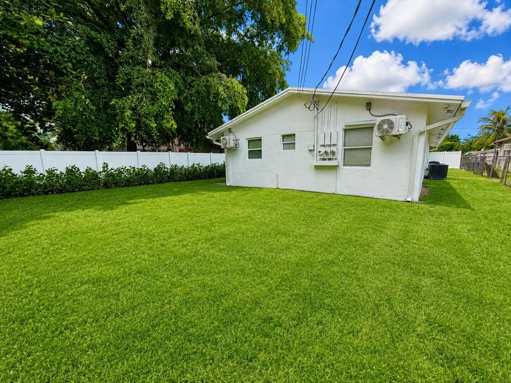 220 Nw 12th Court - Photo 8