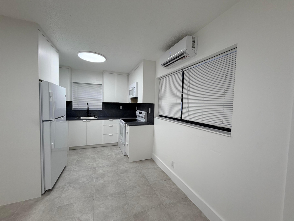 220 Nw 12th Court - Photo 3