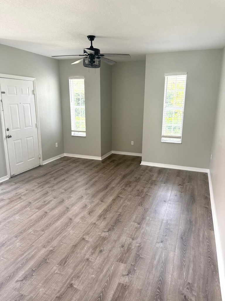 102 Sw Peacock Boulevard - Photo 1