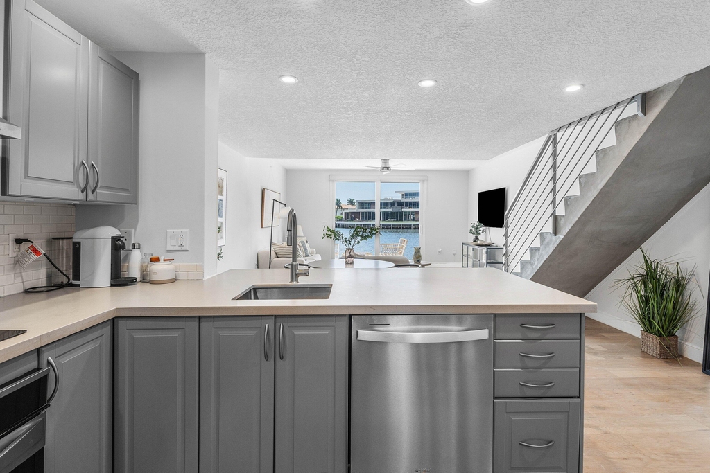 900 Jeffery Street - Photo 3