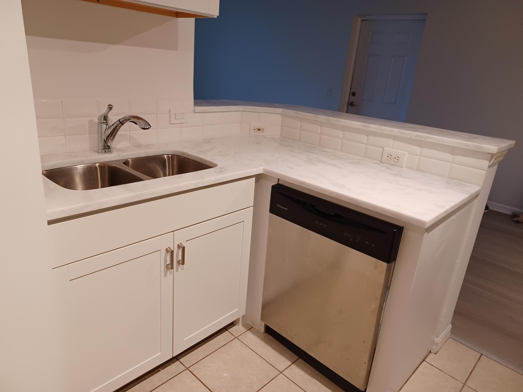 706 E Villa Circle - Photo 1