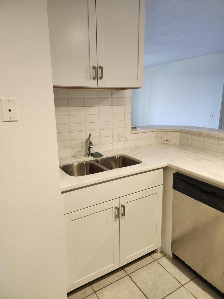 706 E Villa Circle - Photo 5
