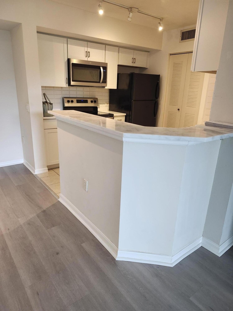 706 E Villa Circle - Photo 8