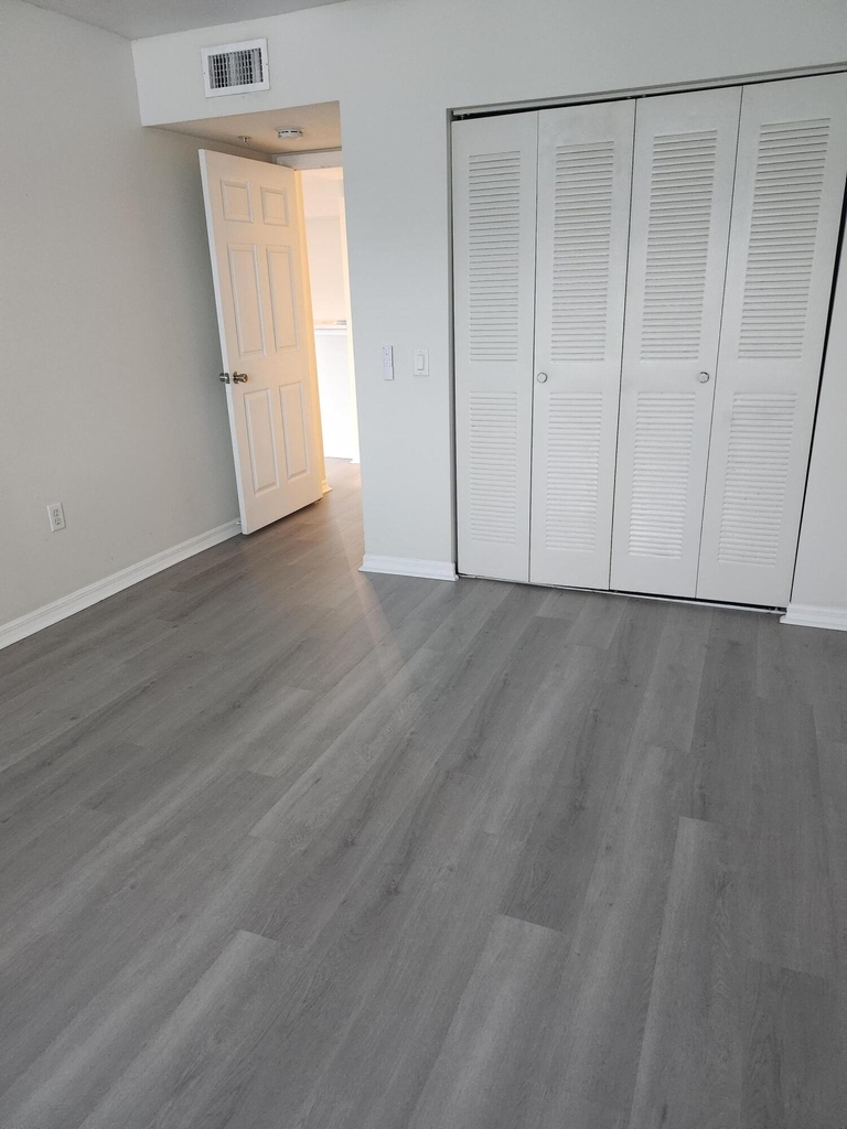 706 E Villa Circle - Photo 12