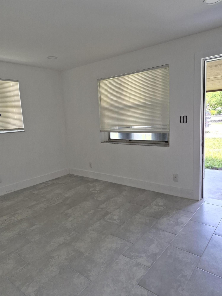 313 Sw 1st Terrace - Photo 1