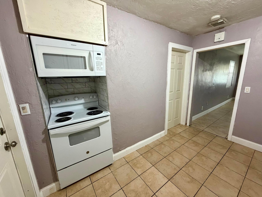 1061 W 4th Street - Photo 12
