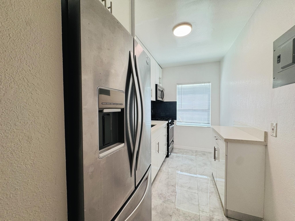 935 8th Street - Photo 1