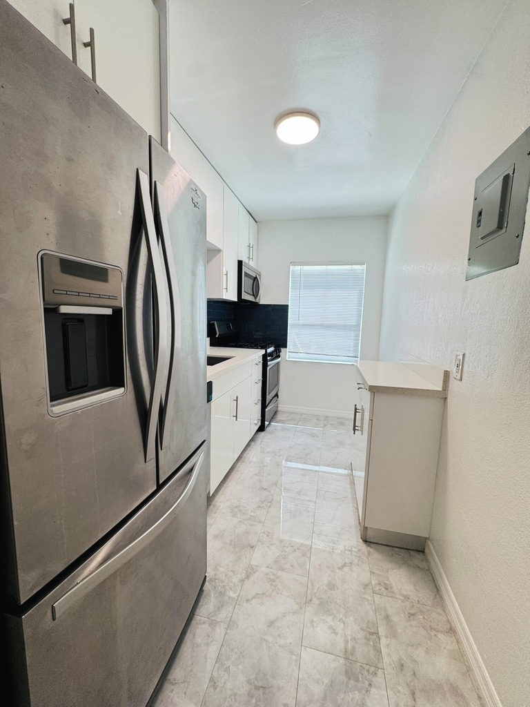 935 8th Street - Photo 2