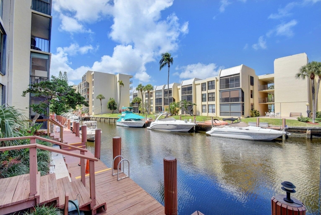 11 Royal Palm Way - Photo 17
