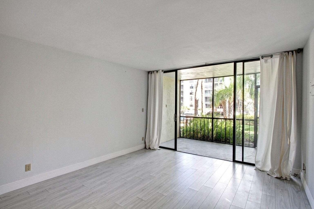 11 Royal Palm Way - Photo 4