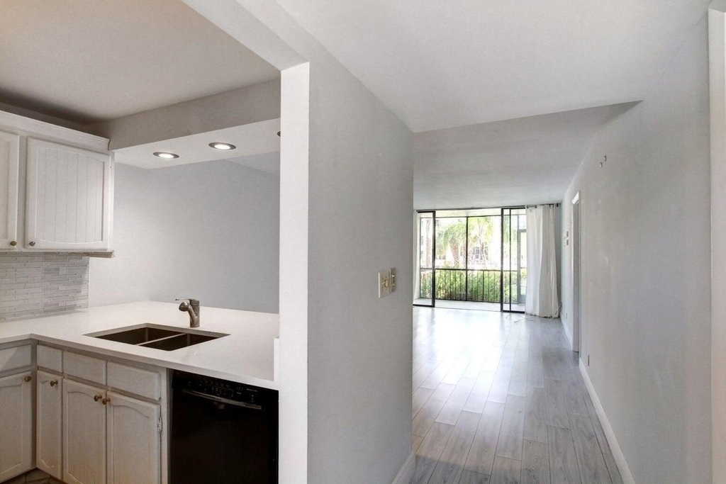 11 Royal Palm Way - Photo 0