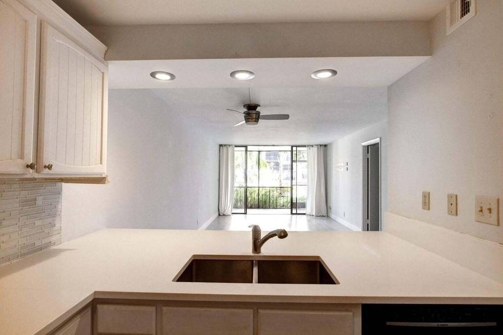 11 Royal Palm Way - Photo 6