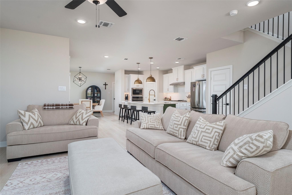 905 Carnation Drive - Photo 3