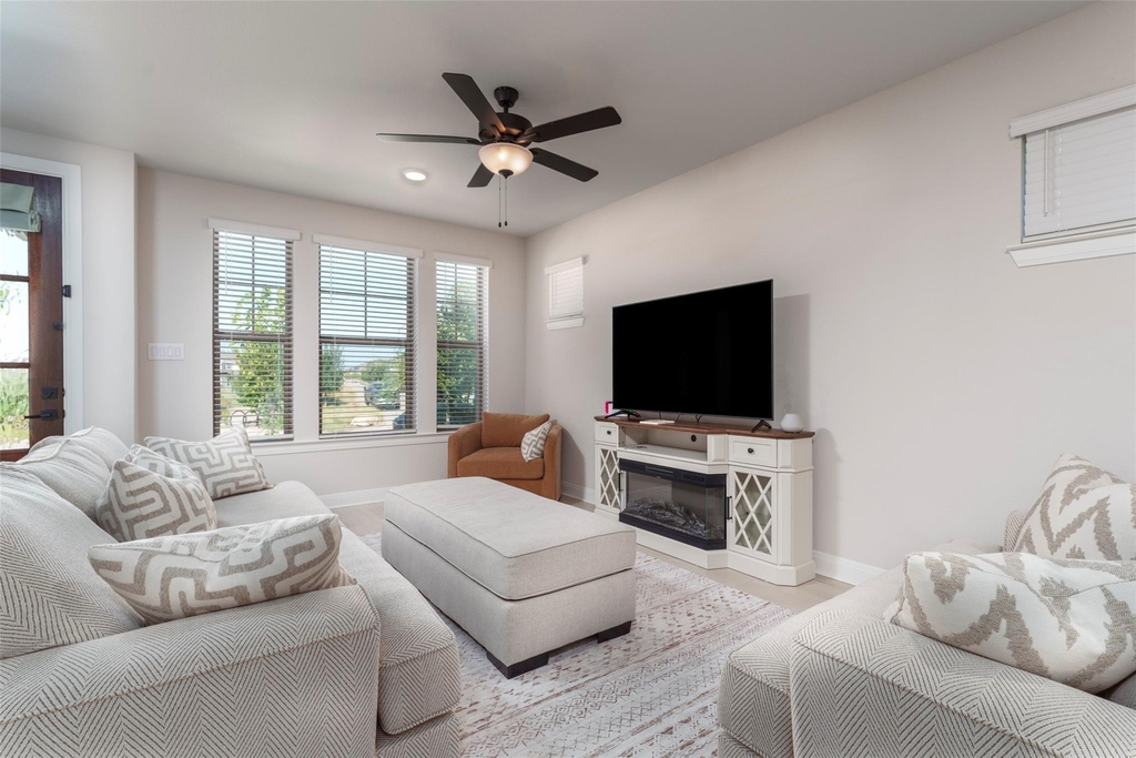 905 Carnation Drive - Photo 4