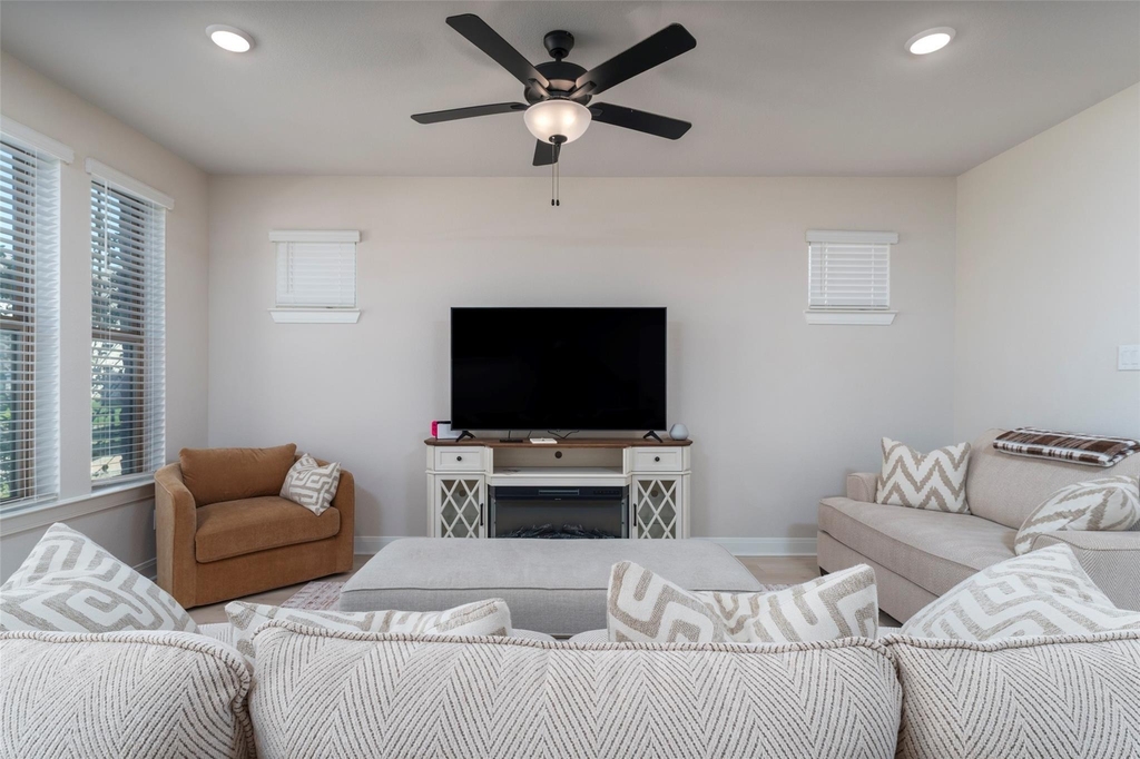 905 Carnation Drive - Photo 2