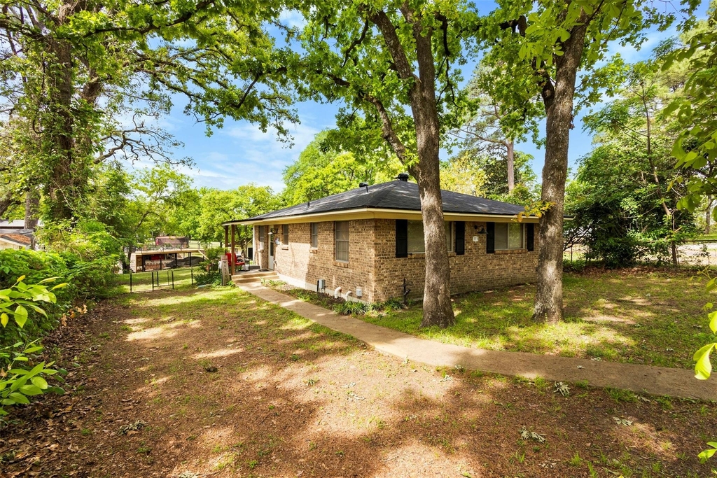 111 Island Park Drive - Photo 1