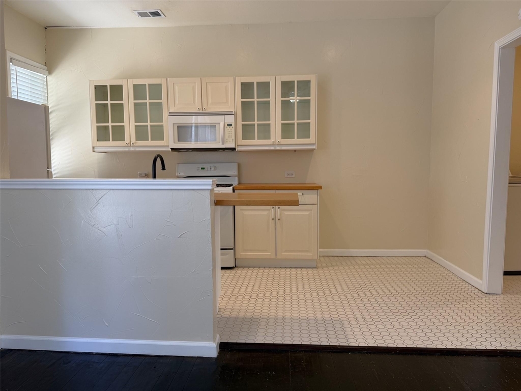912 Oakland Street - Photo 8