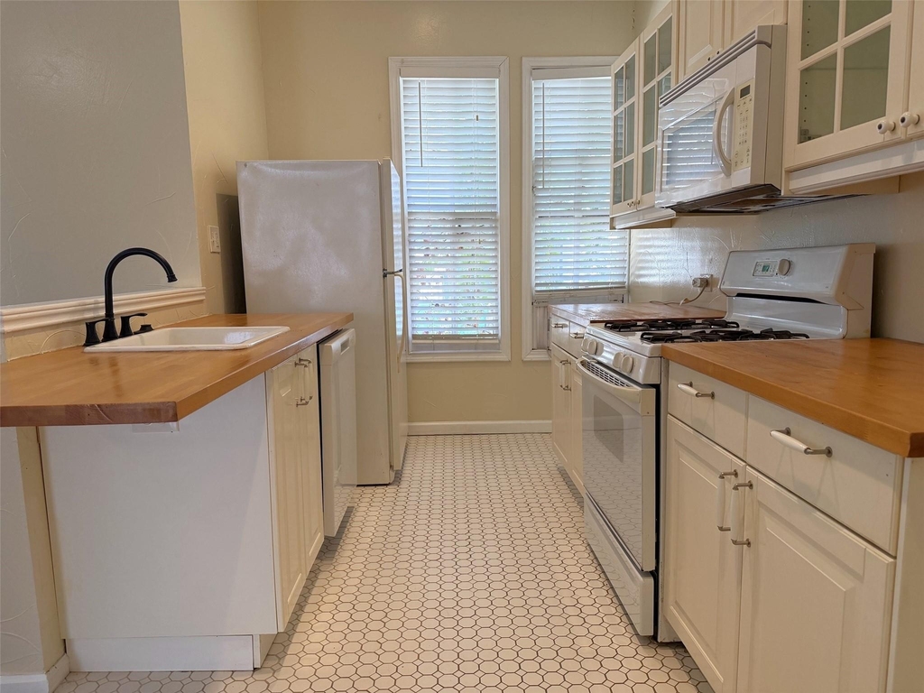 912 Oakland Street - Photo 11