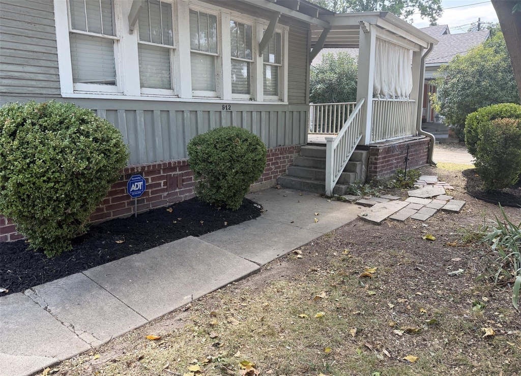 912 Oakland Street - Photo 1