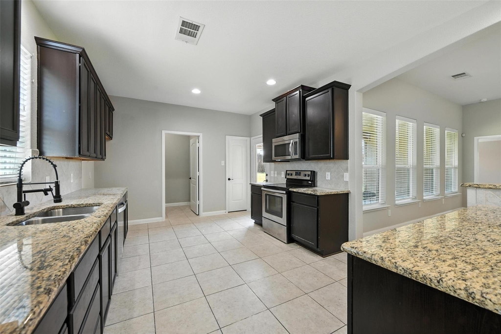 2401 Fall Leaf Court - Photo 3